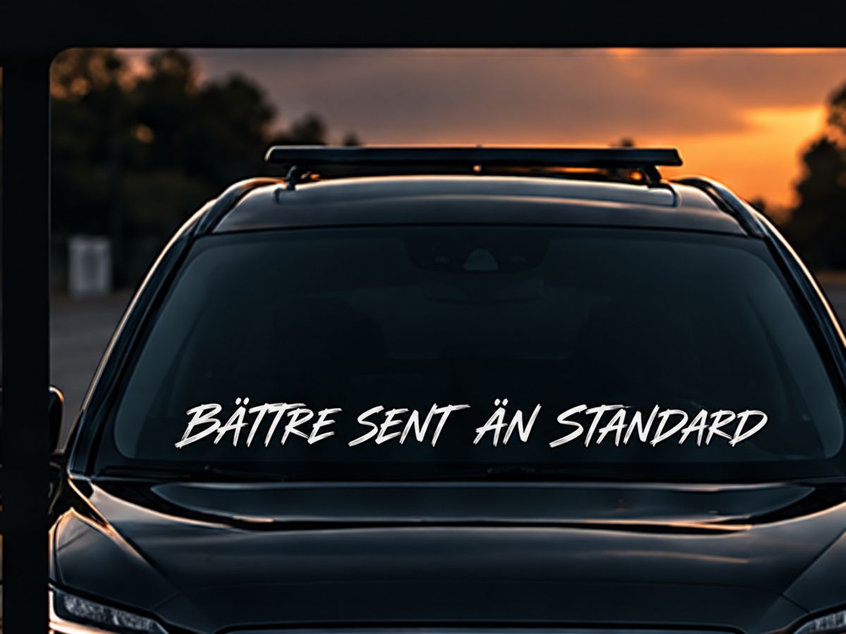 Bättre sent än standard framrutedekal på mörk bil