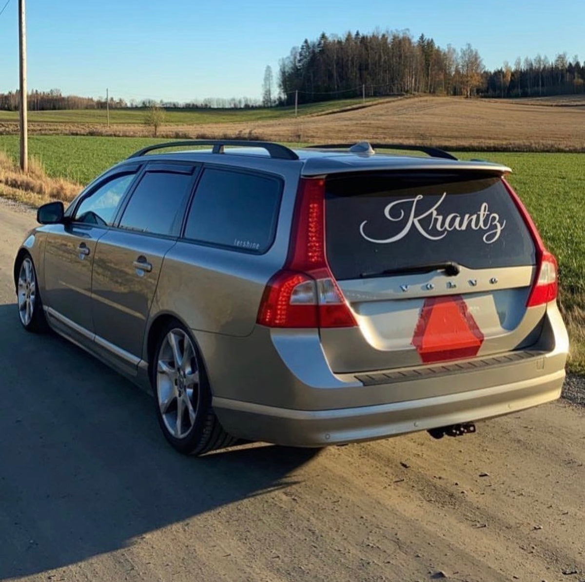 Volvo kombi med vit bakrutedekal med texten Krantz