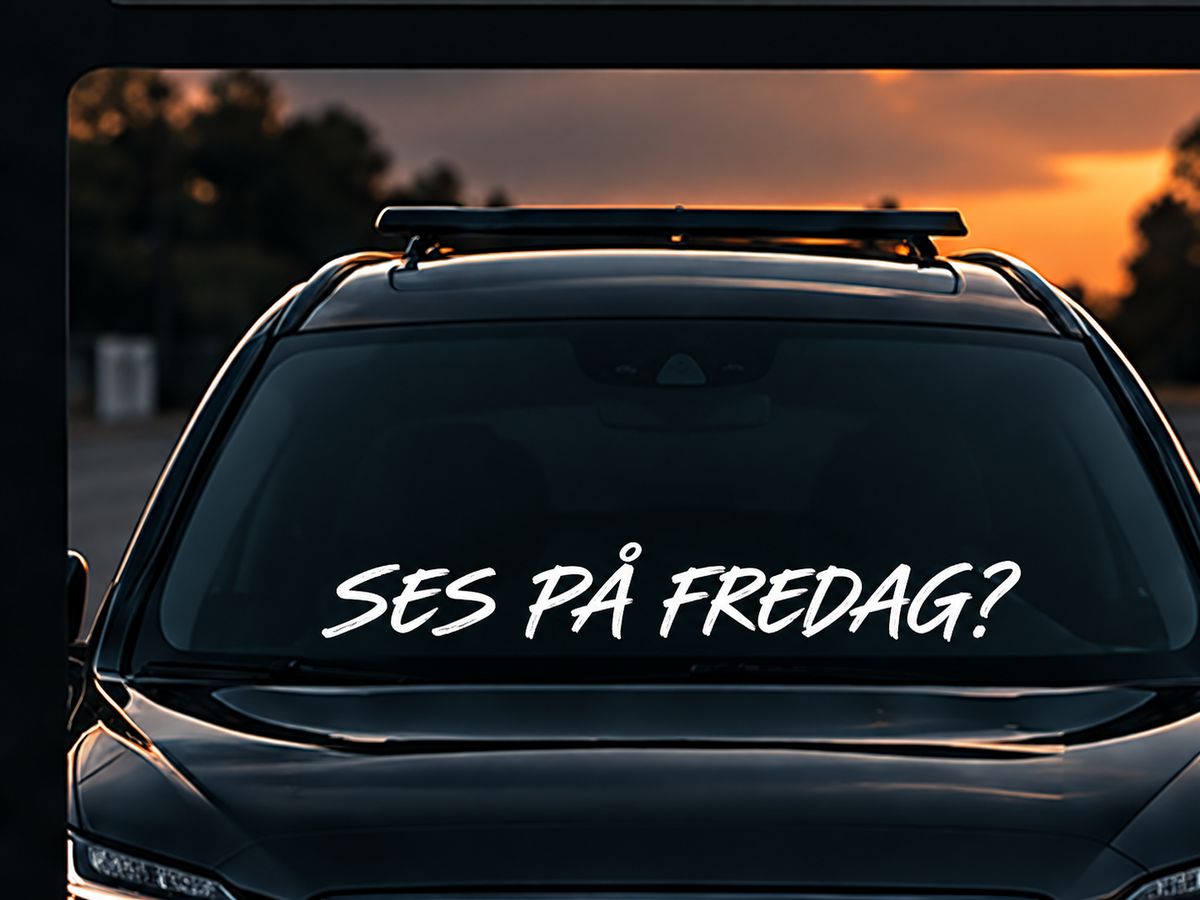 Ses på fredag? framrutedekal på mörk bil